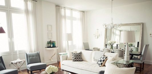 Sử dụng ghế sofa nhỏ để ngăn phòng khách và bếp ăn