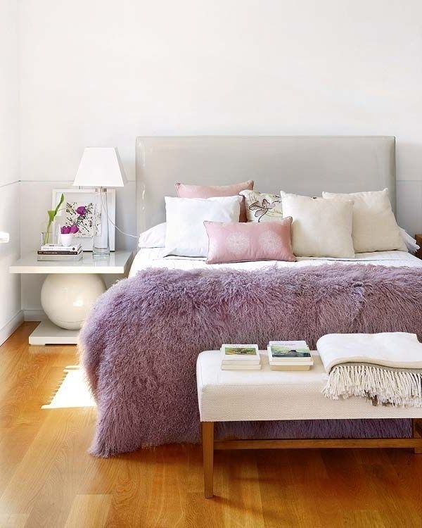 Chăn lông màu tím tạo điểm nhấn cho phòng ngủ