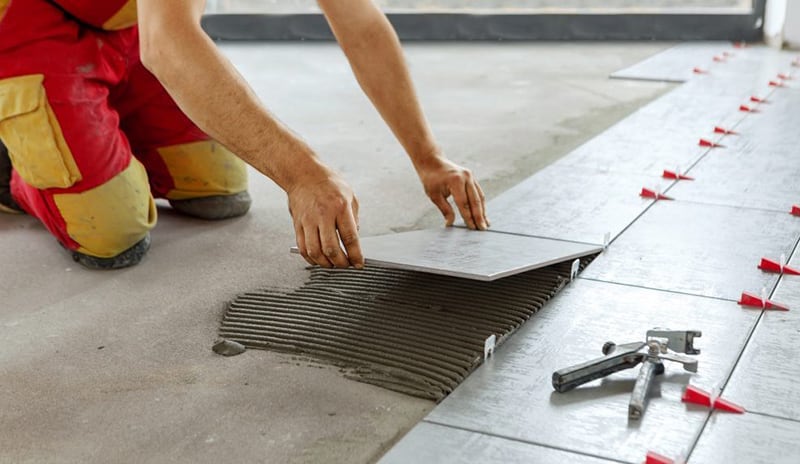Ốp lát theo một góc 60 độ bằng cách dùng bay răng cưa trét keo dán gạch lên bề mặt.