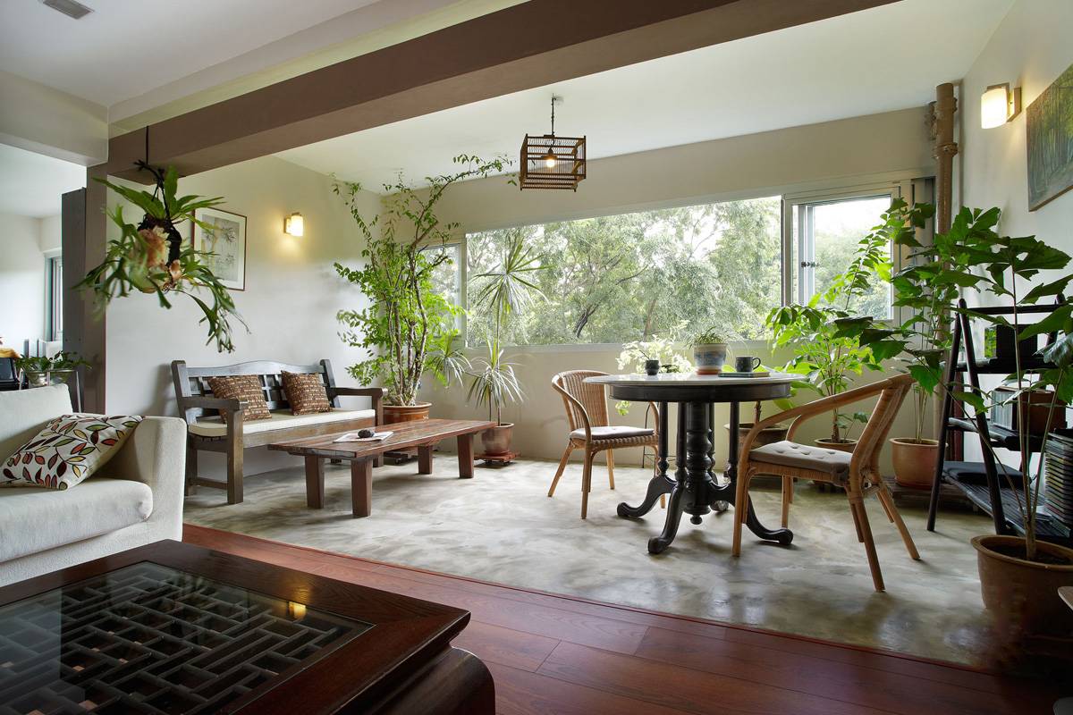Thiết kế nội thất phòng khách nhà cấp 4 Nội thất phòng khách gần gũi với thiên nhiên và mát mẻ với cây xanh trang trí