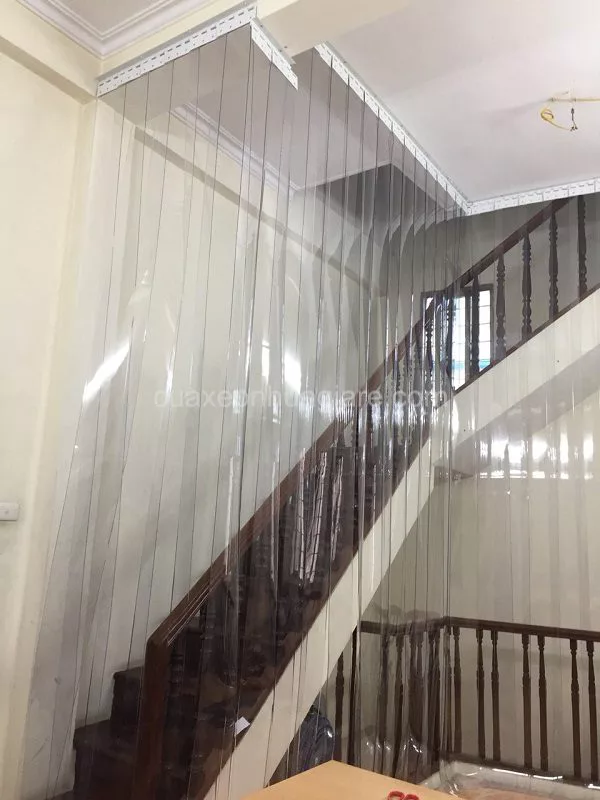 rèm nhựa chắn điều hòa cầu thang lên tầng