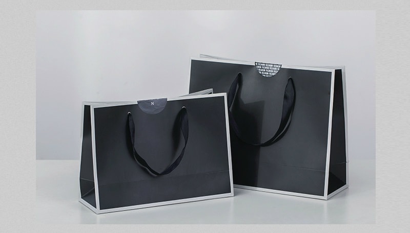 Túi giấy đựng quần áo có seal đen