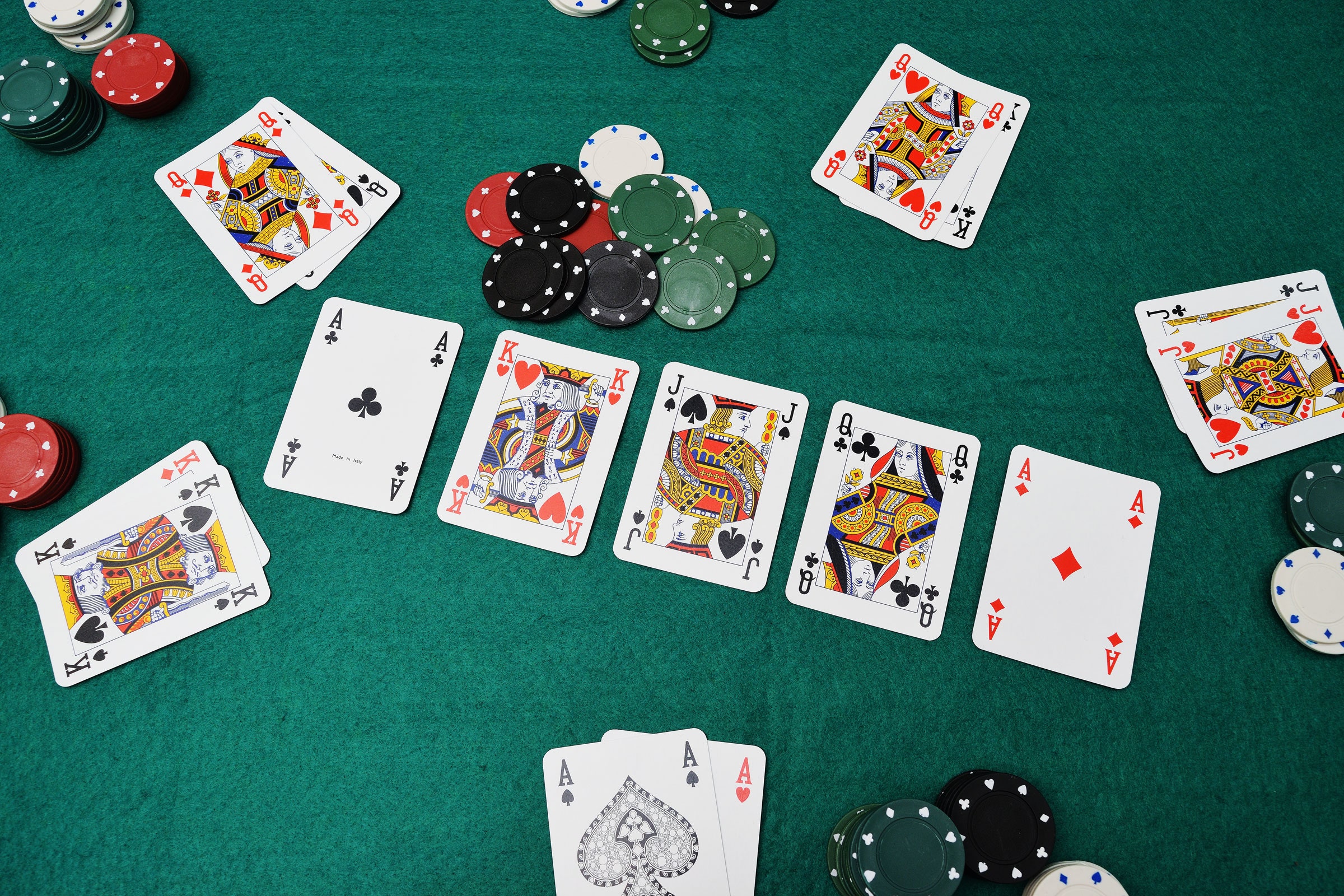 Đánh Bài Poker: May Mắn Hay Khéo Léo? | MYTOUR