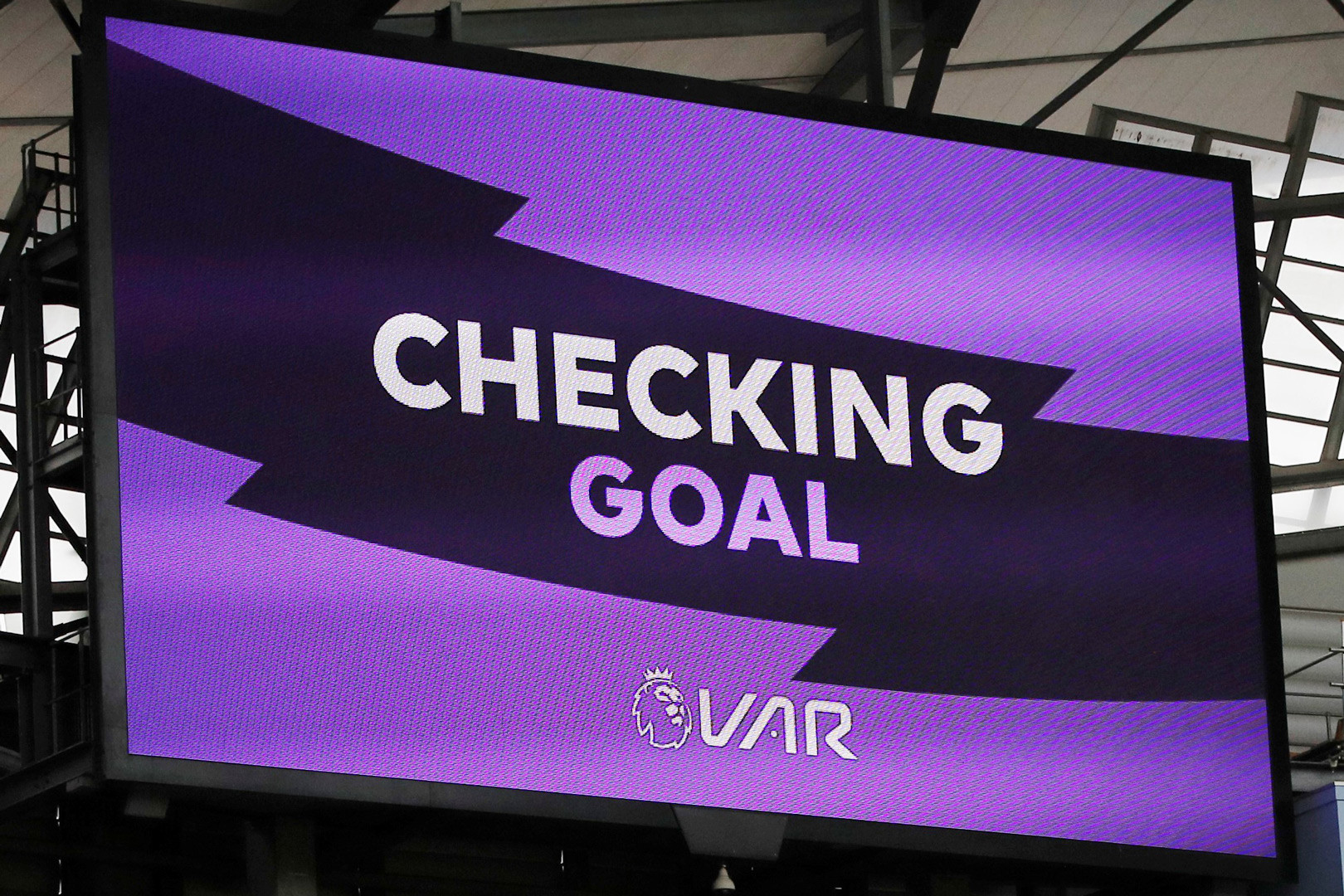 VAR là gì? Hướng dẫn đầy đủ về công nghệ bóng đá 2025 - BET88