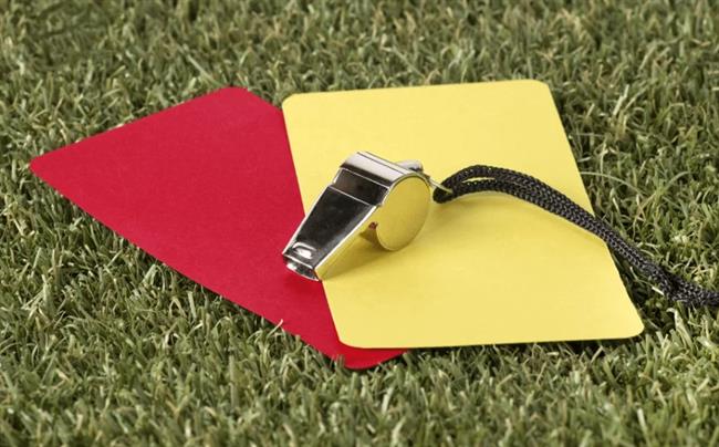 Thẻ vàng và thẻ đỏ trong bóng đá đã ra đời như thế nào?